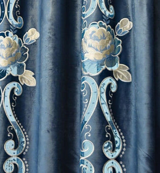 Rideau élégant de couleur bleue avec motifs floraux, idéal pour ajouter une touche luxueuse et raffinée à votre intérieur. Décoration parfaite pour salons ou chambres, apportant charme et sophistication à votre espace. Design artistique avec des détails floraux en relief offrant une ambiance chaleureuse et accueillante.