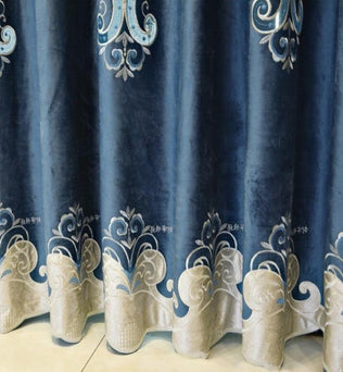 Rideau bleu élégant avec motifs floraux brodés, parfait pour apporter une touche de sophistication à votre salon ou chambre. Idéal pour une décoration intérieure raffinée, ce rideau combine style et fonctionnalité pour améliorer l'ambiance de votre maison.