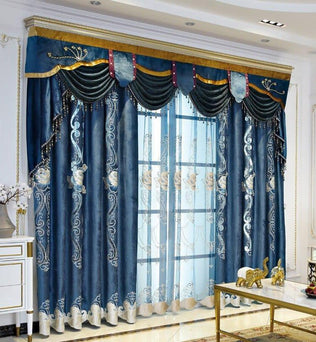 Rideaux élégants avec motifs floraux, parfaits pour ajouter une touche de sophistication à votre salon. Ce design raffiné, avec des tons bleu et doré, enrichit l'intérieur tout en diffusant une ambiance luxueuse. Idéal pour les amateurs de décoration intérieure sophistiquée cherchant à embellir leur espace de vie.