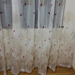 Rideau élégant avec motif floral et dégradé, idéal pour ajouter une touche de nature et de raffinement à votre intérieur. Convient parfaitement aux salons et chambres pour un style moderne et apaisant. Accessoire décoratif fonctionnel pour personnaliser l'ambiance de votre espace de vie.