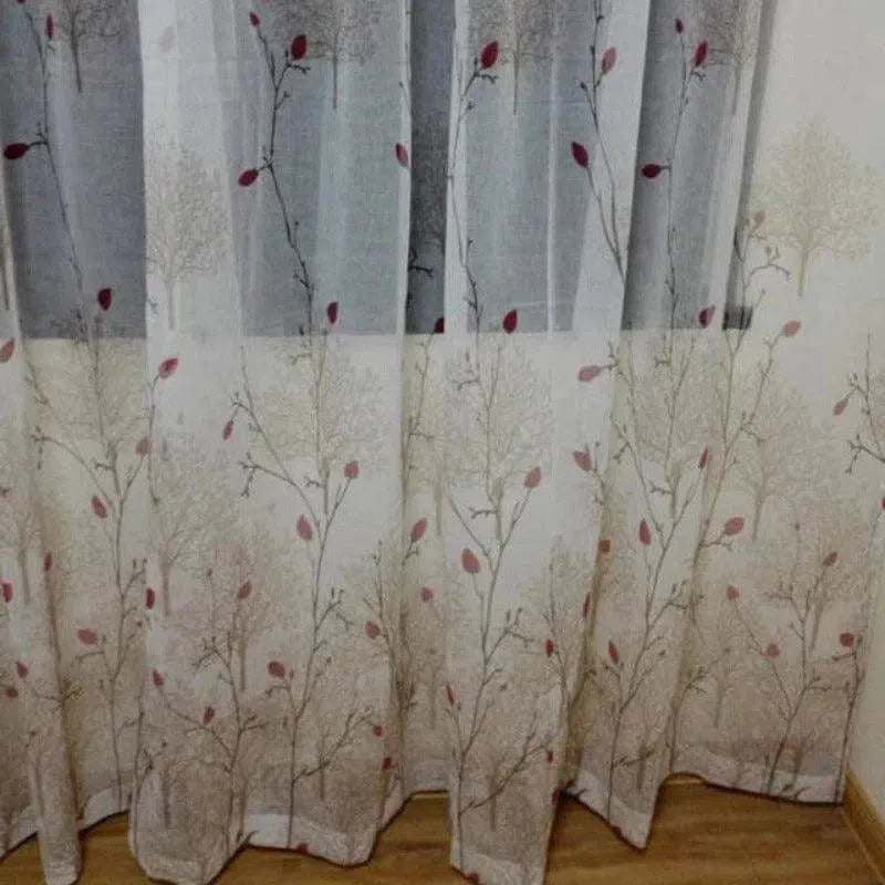 Rideau élégant avec motif floral et dégradé, idéal pour ajouter une touche de nature et de raffinement à votre intérieur. Convient parfaitement aux salons et chambres pour un style moderne et apaisant. Accessoire décoratif fonctionnel pour personnaliser l'ambiance de votre espace de vie.