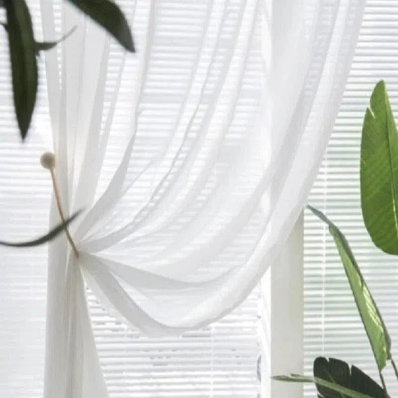 Rideau blanc élégant pour salon, apportant une touche de légèreté et de modernité à votre décoration intérieure, parfait pour filtrer la lumière tout en préservant l'intimité.