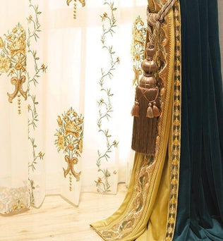 Rideau élégant orné de motifs floraux artistiques, composé de riches teintes vertes et dorées. Accessoirisé avec un embrasse décorative. Parfait pour ajouter une touche sophistiquée et luxueuse à votre intérieur.