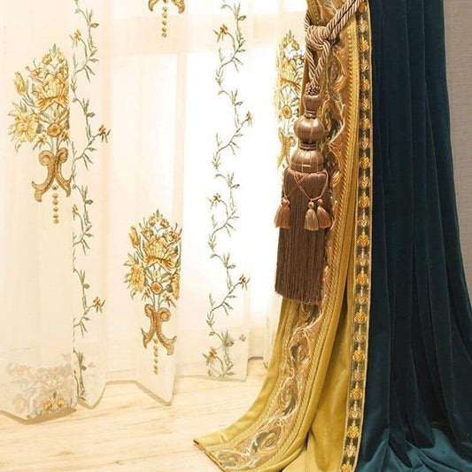 Rideau élégant orné de motifs floraux artistiques, composé de riches teintes vertes et dorées. Accessoirisé avec un embrasse décorative. Parfait pour ajouter une touche sophistiquée et luxueuse à votre intérieur.