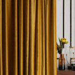 Rideau occultant jaune doré élégant pour salon, ajoutant une touche de sophistication et chaleur à votre décoration intérieure. Contraste harmonieux avec décor environnant, idéal pour créer une ambiance chaleureuse et accueillante. Accessoire décoratif parfait pour améliorer l'esthétique de votre espace de vie.