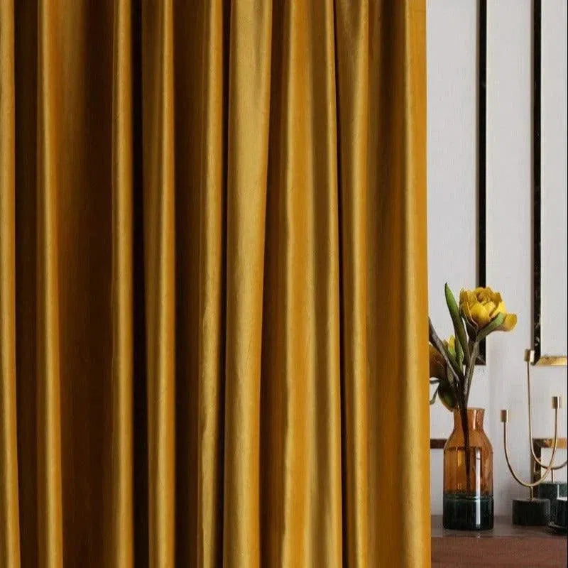 Rideau occultant jaune doré élégant pour salon, ajoutant une touche de sophistication et chaleur à votre décoration intérieure. Contraste harmonieux avec décor environnant, idéal pour créer une ambiance chaleureuse et accueillante. Accessoire décoratif parfait pour améliorer l'esthétique de votre espace de vie.