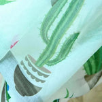 Rideaux élégants avec motif de cactus vert sur fond clair, ajoutent une touche d'exotisme et de fraîcheur à votre décoration intérieure. Idéals pour un salon moderne ou une chambre à coucher apaisante. Accessoire de décoration tendance, parfait pour créer une ambiance naturelle et accueillante.