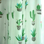 Rideau déco avec imprimé cactus, idéal pour ajouter une touche de nature à votre intérieur. Ce modèle original et tendance s'intègre parfaitement dans un salon, une chambre ou une salle à manger. Son design végétal et coloré apporte fraîcheur et originalité à votre décoration d'intérieur. Facile à associer avec différents styles, il est parfait pour créer une ambiance chaleureuse et accueillante.