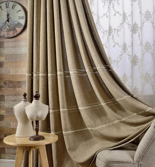 Rideau élégant avec motifs subtils dans un intérieur chaleureux, parfait pour une atmosphère cosy et chic. Ajoutez une touche sophistiquée à votre décoration avec ce rideau qui se marie harmonieusement avec différents styles d'intérieur. Idéal pour sublimer votre salon ou chambre à coucher tout en offrant une bonne intimité.