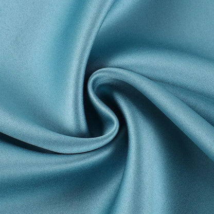 Tissu bleu satiné présentant une texture douce et fluide, idéal pour des créations de mode élégantes. Teinte bleue moderne et lumineuse apportant une touche raffinée et sophistiquée à toute réalisation. Pli élégant et soyeux, parfait pour robes, blouses et accessoires chics.