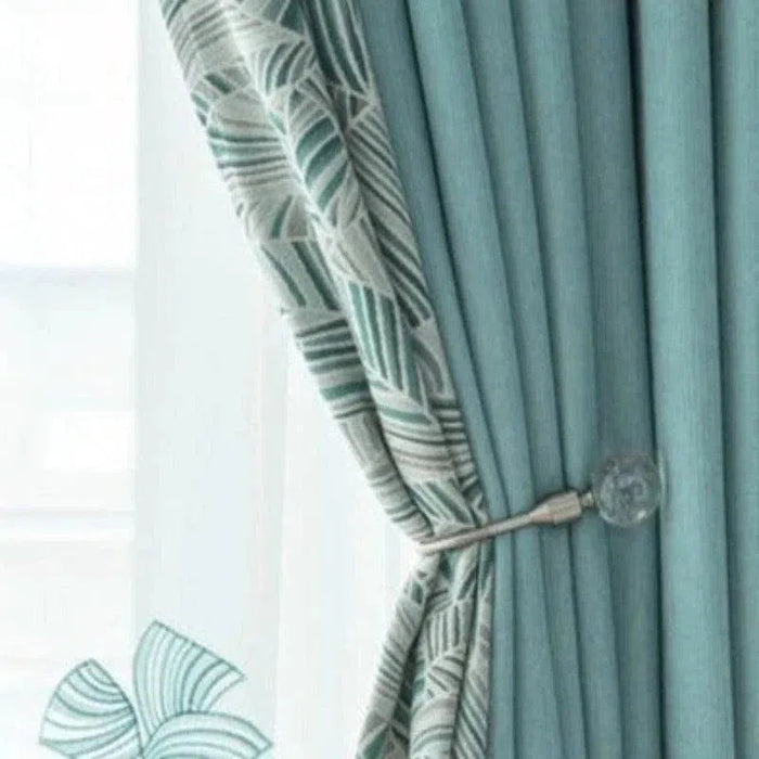 Rideau élégant bleu avec motif géométrique, crochets modernes chromés, idéal pour décorer salon ou chambre, apporte une touche contemporaine à votre intérieur.