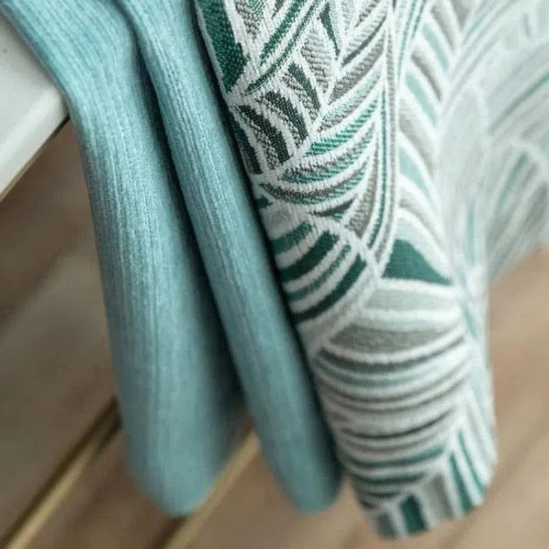 Rideau design avec motif géométrique vert et bleu, idéal pour une décoration intérieure moderne et élégante, ajoutant une touche de style à votre pièce.