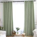 Rideaux modernes vert clair pour salon, créant une ambiance apaisante et élégante. Décoration intérieure tendance avec lumière naturelle filtrée, parfaite pour un séjour accueillant. Accessoires de décoration contemporaine complétant un design d'intérieur soigné.