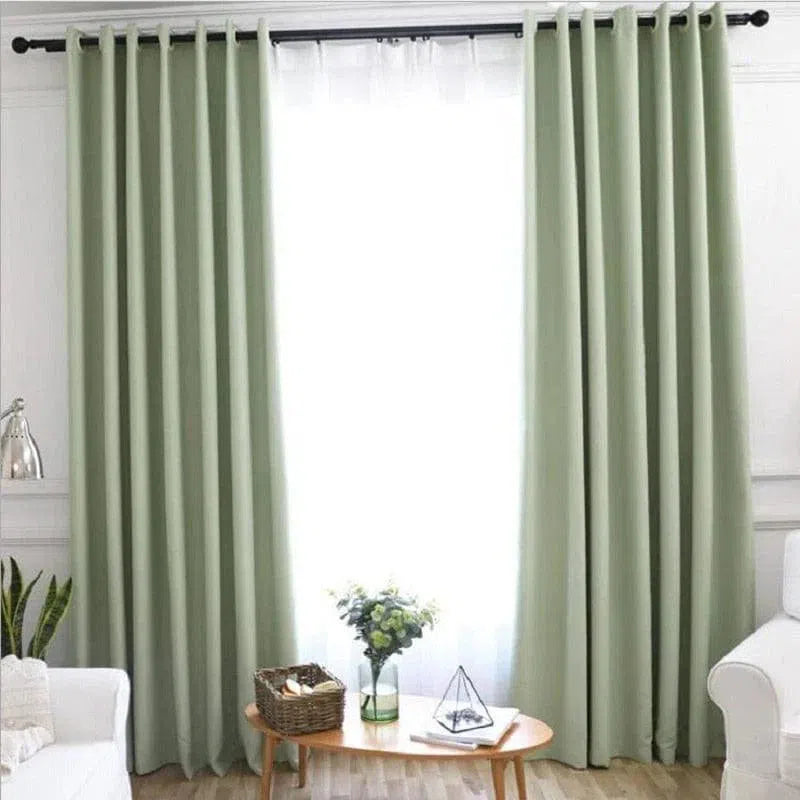 Rideaux modernes vert clair pour salon, créant une ambiance apaisante et élégante. Décoration intérieure tendance avec lumière naturelle filtrée, parfaite pour un séjour accueillant. Accessoires de décoration contemporaine complétant un design d'intérieur soigné.