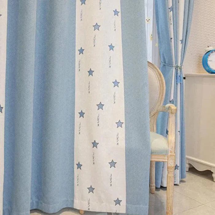 Rideau bleu décoratif pour chambre d'enfant, motif étoiles. Idéal pour créer une ambiance apaisante et ludique. Accessoire parfait pour compléter la décoration intérieure. Convient également aux salles de jeux ou aux chambres modernes.