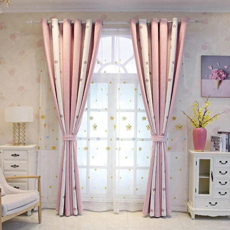Rideaux occultants roses pour chambre d'enfant avec motifs étoiles, décoration intérieure élégante et moderne. Parfaits pour créer une ambiance chaleureuse et apaisante. Ajoutez une touche de douceur à votre salon ou chambre avec ces rideaux tendance et fonctionnels. Installez-les facilement sur n'importe quelle fenêtre pour un look raffiné.