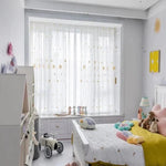 Chambre d'enfant lumineuse et accueillante avec lit blanc orné de peluches colorées. Rideaux légers décorés de motifs étoilés laissent entrer la lumière naturelle. Espace de jeu avec jouets soigneusement organisés et décoration murale ensoleillée pour créer une atmosphère joyeuse. idéal pour une chambre d'enfant moderne et fonctionnelle.