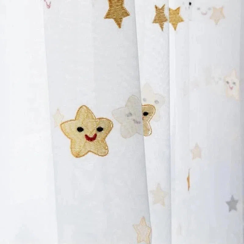 Rideau pour enfants décoré de motifs d'étoiles souriantes, idéal pour apporter une touche ludique à une chambre d'enfant, tout en filtrant subtilement la lumière. Ses couleurs douces et son design amusant en font un choix parfait pour créer une ambiance chaleureuse et joyeuse. Parfait pour ajouter une note de fantaisie et stimuler l'imagination des tout-petits.