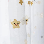 Rideau pour enfants décoré de motifs d'étoiles souriantes, idéal pour apporter une touche ludique à une chambre d'enfant, tout en filtrant subtilement la lumière. Ses couleurs douces et son design amusant en font un choix parfait pour créer une ambiance chaleureuse et joyeuse. Parfait pour ajouter une note de fantaisie et stimuler l'imagination des tout-petits.