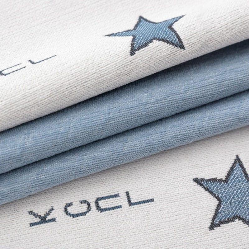 Ensemble de serviettes décorées avec des étoiles bleues, idéal pour une ambiance moderne et élégante dans la salle de bain. Design saisissant et chic, parfait pour ajouter une touche de charme à votre décoration intérieure.