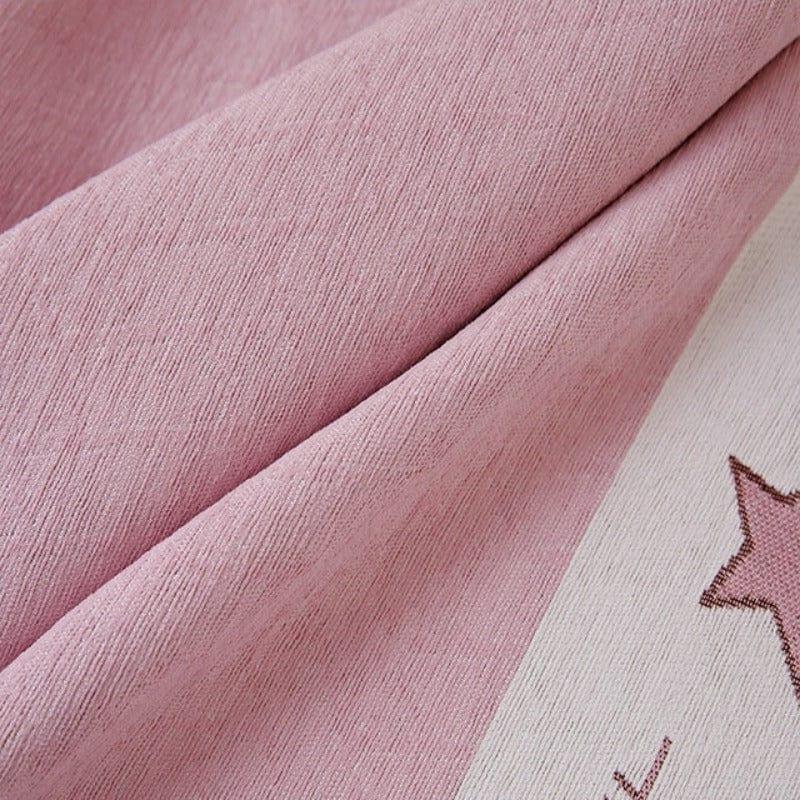 Image d'un tissu rose doux avec un motif d'étoile, idéal pour la décoration intérieure ou la confection de vêtements élégants. Cette étoffe aux nuances délicates ajoute une touche subtile et charmante à tout projet créatif ou embellissement de la maison.
