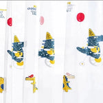 Rideau pour enfants avec motifs ludiques de dinosaures, idéal pour décorer une chambre d'enfant. Ce rideau apporte une touche amusante et colorée à l'espace, tout en assurant une atmosphère joyeuse. Accessoire d'intérieur parfait pour stimuler l'imagination des petits.