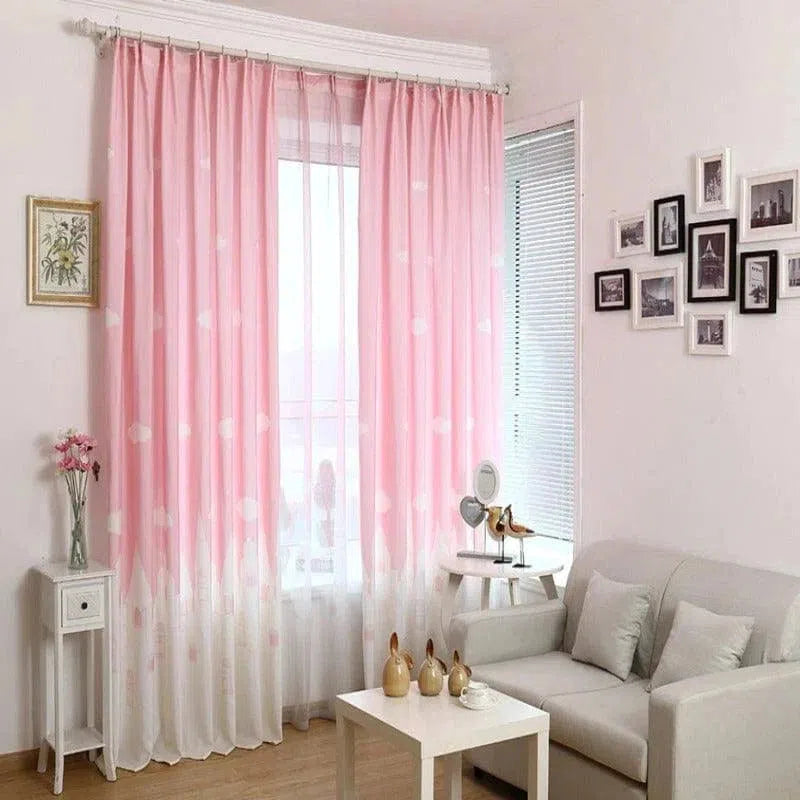 Rideaux roses élégants pour décoration de salon moderne, ajoutant une touche douce et pastel à l'intérieur. Parfaits pour créer une ambiance chaleureuse et accueillante dans une pièce à vivre. Accessoires de maison idéaux pour compléter un style de décoration lumineux et chic.