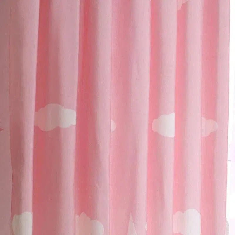 Rideau décoratif rose avec motifs de nuages, idéal pour chambre d'enfant. Ajoute une touche ludique et douce à la décoration intérieure. Convient parfaitement pour filtrer la lumière tout en embellissant la pièce. Design tendance et coloré pour un environnement chaleureux et accueillant.