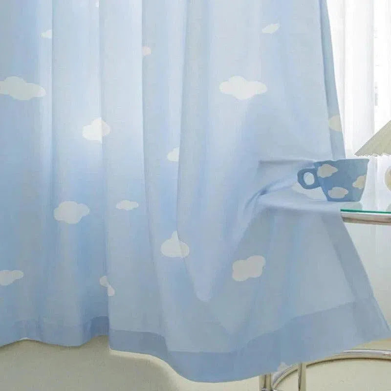 Rideau bleu avec motifs de nuages blancs, idéal pour créer une ambiance apaisante et lumineuse dans une chambre d'enfant. Ce rideau décoratif donne une touche de douceur et d'imagination à la pièce. Parfait pour filtrer la lumière tout en ajoutant une note de fantaisie. Accessoire de décoration pour une atmosphère sereine et onirique.