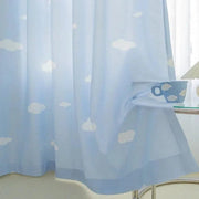 rideau nuages blancs fond bleu clair semi transparent oreillettes tringle enfantin doux chambre bébé