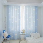 Rideau bleu ciel avec motifs de nuages pour chambre d'enfant, apportant une ambiance douce et apaisante. Fenêtre décorée avec des rideaux uniques, idéal pour créer une atmosphère relaxante. Accessoires de chambre moderne avec table de chevet en métal et chaise design. Décoration intérieure minimaliste et élégante pour améliorer votre espace de vie.