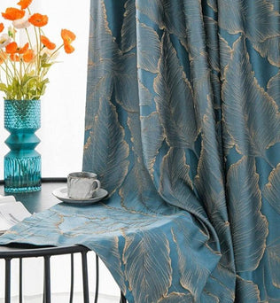 Rideau élégant avec motif de grandes feuilles dans des tons bleus, parfait pour ajouter une touche de sophistication à votre intérieur. Ce rideau design s'harmonise avec une décoration moderne et apporte une ambiance apaisante à votre salon ou chambre. Idéal pour ceux qui cherchent à embellir leur espace avec style.