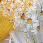 Rideau décoratif à motif floral de marguerites blanches sur fond jaune. Élément élégant et lumineux pour ajouter de la fraîcheur et de la vitalité à votre intérieur. Parfait pour embellir une pièce tout en laissant filtrer la lumière naturelle. Idéal pour le salon, la chambre ou la salle à manger.