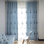 Rideaux occultants bleus à motifs maritimes avec bateaux, parfaits pour une déco intérieure nautique. Idéal pour chambre d'enfant ou salon sur le thème de la mer, offrant intimité et style élégant. Accessoire de maison moderne et fonctionnel.