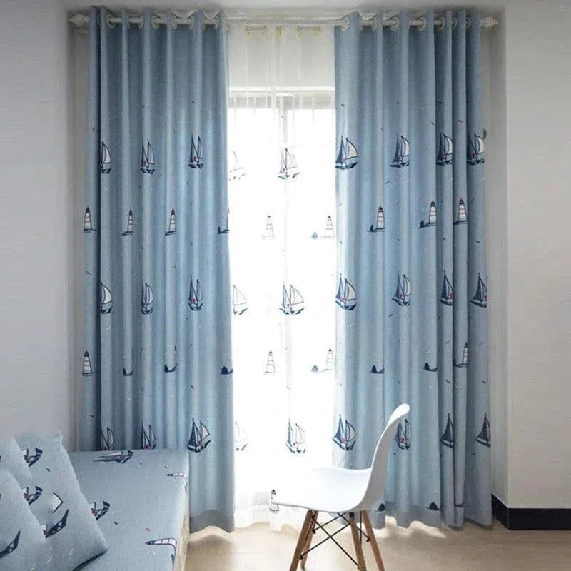 Rideaux occultants bleus à motifs maritimes avec bateaux, parfaits pour une déco intérieure nautique. Idéal pour chambre d'enfant ou salon sur le thème de la mer, offrant intimité et style élégant. Accessoire de maison moderne et fonctionnel.