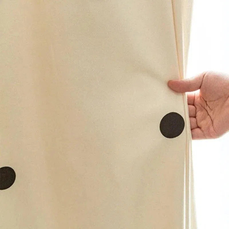 Rideau beige avec motifs de pois noirs, idéal pour ajouter une touche élégante à votre intérieur. Parfait pour les salons, chambres ou bureaux. Solution pratique pour filtrer la lumière tout en embellissant la pièce. Découvrez ce rideau au design moderne et intemporel.
