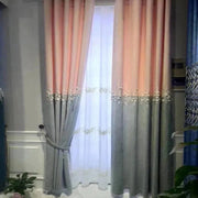 rideau chambre fille rose gris brodé voilage blanc décoratif boutons appliqués opaques translucides