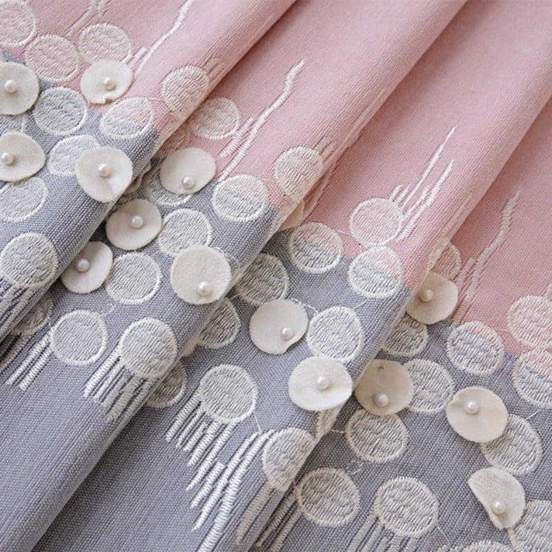 Rideau élégant avec motifs circulaires en relief, dégradé de couleurs pastel rose et gris, décoré de perles délicates. Parfait pour ajouter une touche de sophistication et de charme à votre décoration intérieure. Idéal pour salons et chambres à coucher.
