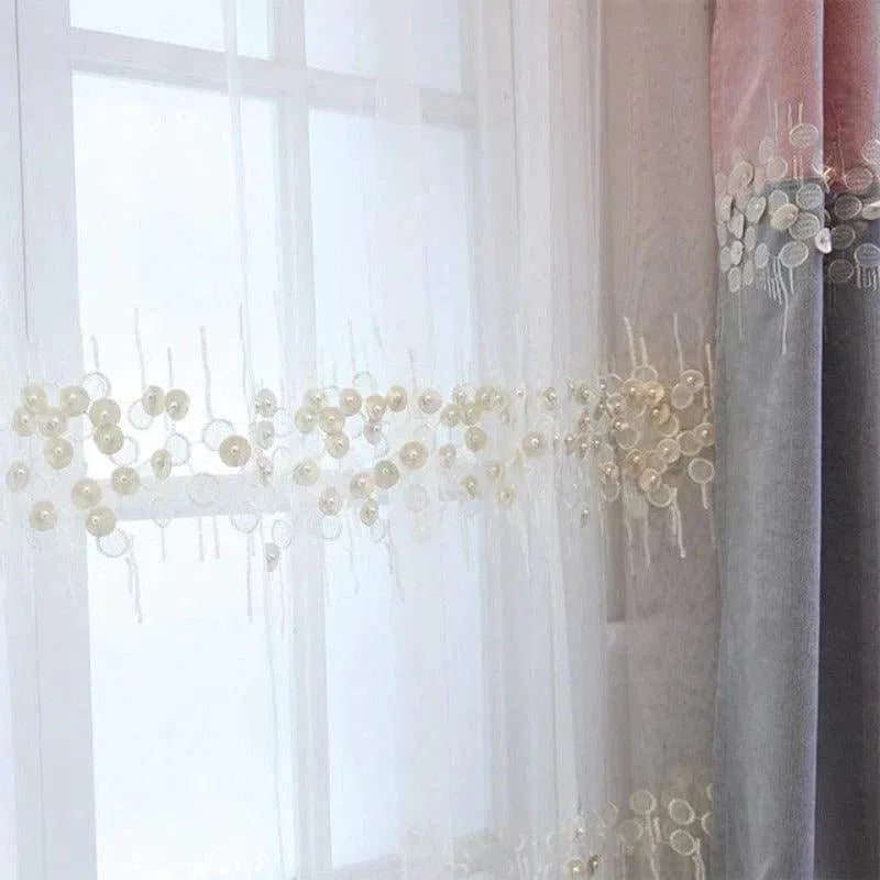 Rideaux élégants avec broderie florale, parfaits pour ajouter une touche raffinée à votre salon ou chambre. Design subtil et élégant, ils filtrent délicatement la lumière tout en préservant l'intimité. Idéal pour créer une ambiance chaleureuse et accueillante.