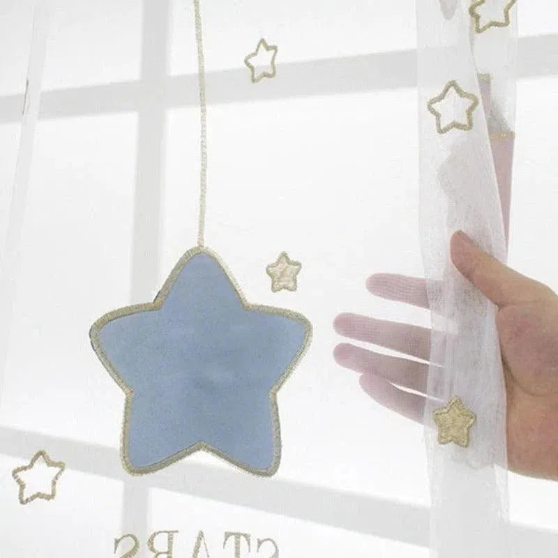 Rideau décoratif pour chambre d'enfant avec motifs d'étoiles, idéal pour créer une ambiance douce et rêveuse. Design ludique avec des étoiles bleues et dorées, parfait pour stimuler l'imagination des plus petits. Accessoire essentiel pour personnaliser la décoration intérieure d'une chambre d'enfant tout en jouant avec la lumière naturelle.