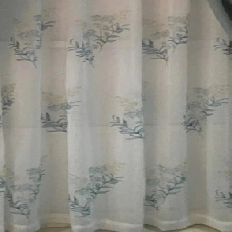 Rideau élégant avec motifs floraux délicats, idéal pour apporter une touche de charme et de douceur à votre intérieur. Ce rideau lumineux et délicat filtre la lumière tout en préservant votre intimité. Accessoire parfait pour salon ou chambre à coucher, il s'harmonise avec divers styles de décoration.