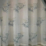 Rideau élégant avec motifs floraux délicats, idéal pour apporter une touche de charme et de douceur à votre intérieur. Ce rideau lumineux et délicat filtre la lumière tout en préservant votre intimité. Accessoire parfait pour salon ou chambre à coucher, il s'harmonise avec divers styles de décoration.