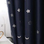 Rideau occultant bleu nuit avec motifs étoiles et lunes pour chambre d'enfant, idéal pour créer une ambiance apaisante et propice au sommeil. Accessoire décoratif et fonctionnel, parfait pour personnaliser la décoration intérieure tout en bloquant la lumière. Convient aux chambres modernes et classiques.