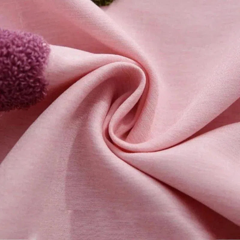 Textile rose délicat avec un drapé élégant, idéal pour la confection de vêtements confortables et stylés. Parfait pour ajouter une touche de douceur et de couleur à vos créations de mode.