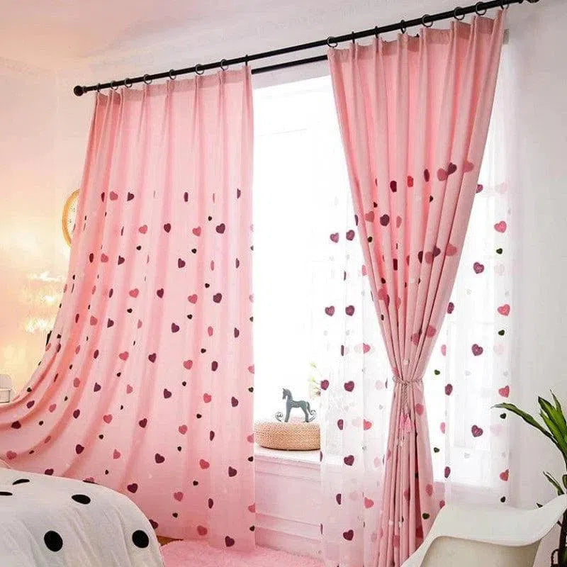 Rideaux de chambre roses avec motifs de cœurs, parfaits pour ajouter une touche féminine et chaleureuse à votre espace. Embellissez votre intérieur avec ces rideaux élégants, idéaux pour filtrer la lumière tout en conservant l'intimité. Accessoire déco incontournable pour une ambiance douce et romantique.