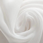 Voile blanc élégant enroulé, idéal pour décoration intérieure, tenue de mariage ou projets créatifs. Parfait pour ajouter une touche de sophistication et de luminosité à tout espace ou occasion. Facile à draper pour un effet raffiné.