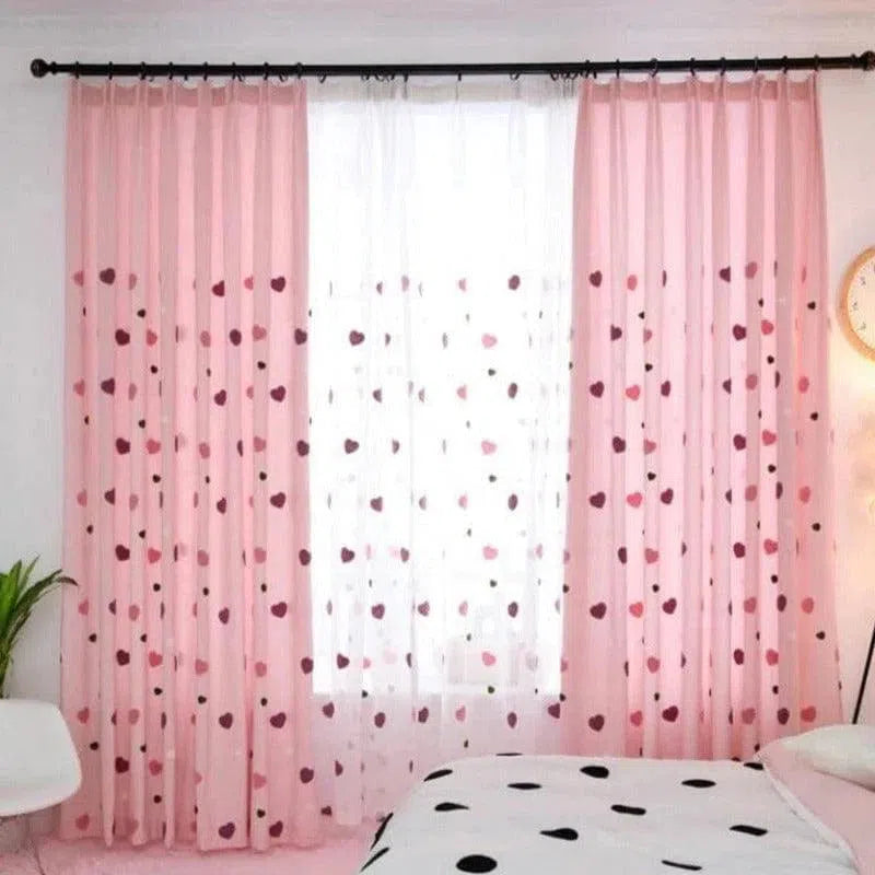 Rideaux élégants avec motifs de cœurs, couleur rose, parfaits pour embellir une chambre à coucher. Idéals pour créer une atmosphère romantique et accueillante, ces rideaux apportent une touche décorative douce et moderne à votre intérieur.
