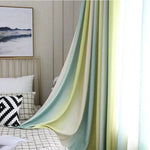 Rideau dégradé vert et jaune pour chambre à coucher, ajoutant une touche élégante et lumineuse à votre décoration intérieure. Ce rideau moderne habille la fenêtre avec style et offre une ambiance apaisante, idéale pour un espace de détente. Parfait pour créer une atmosphère chaleureuse et accueillante dans n'importe quelle pièce de la maison.