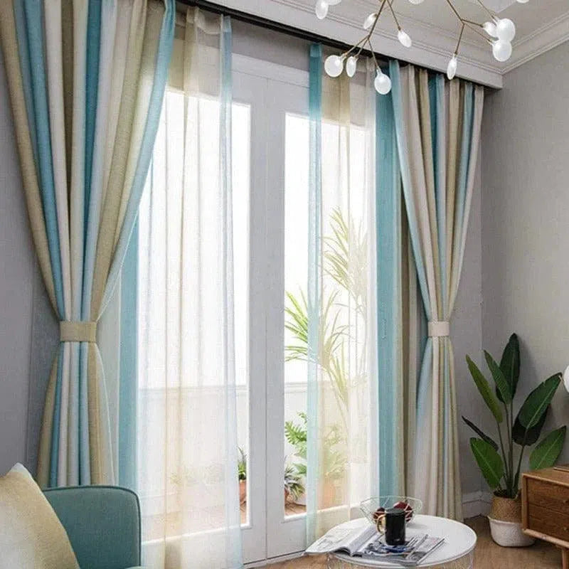 Rideaux décoratifs modernes pour salon, couleur bleu et beige, style élégant. Fenêtre habillée de voilages ajoutant une touche de luminosité et de sophistication. Idéal pour créer une ambiance chaleureuse et accueillante dans votre intérieur.