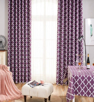 Rideaux violets avec motif géométrique pour salon élégant, apportant une touche de sophistication à votre intérieur. Idéal pour un aménagement moderne et chic, ce design attrayant capte l'attention tout en complémentant le décor environnant.  Parfait pour personnaliser votre espace de vie avec style.
